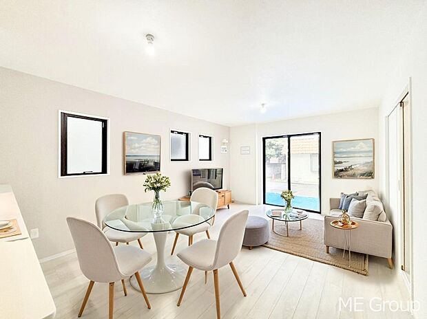 ご家族の賑やかな話し声で包まれる明るいリビング ※家具はCGです