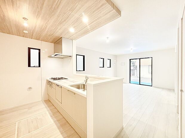 爽やかな風が通り抜けるキッチン。窓があるので明るく換気にも役立ちます。