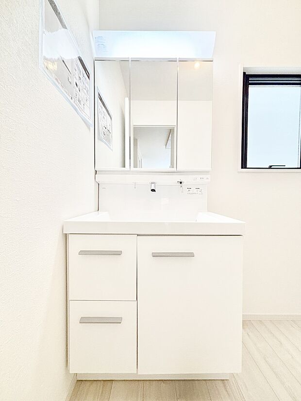 大きく見やすい三面鏡で清潔感ある洗面台は、身だしなみチェックや肌のお手入れにおすすめです。 