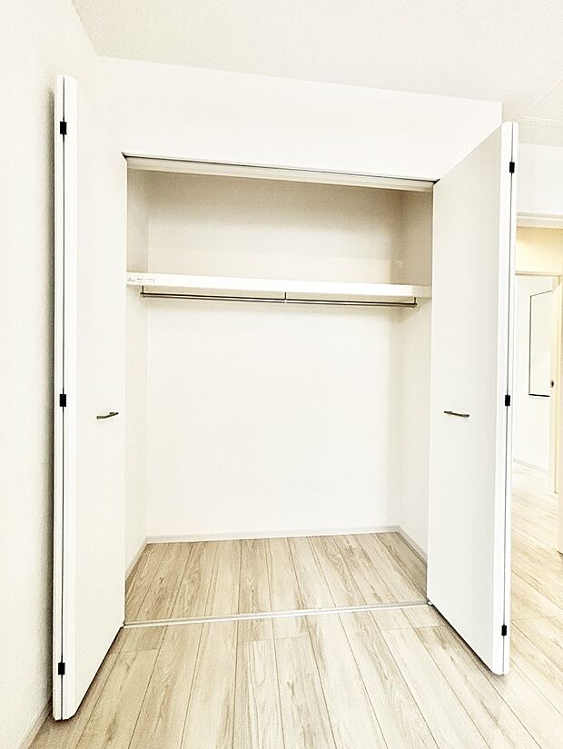 洋室のクローゼット。奥行きがあるので厚手の衣類もすっきり収まります。