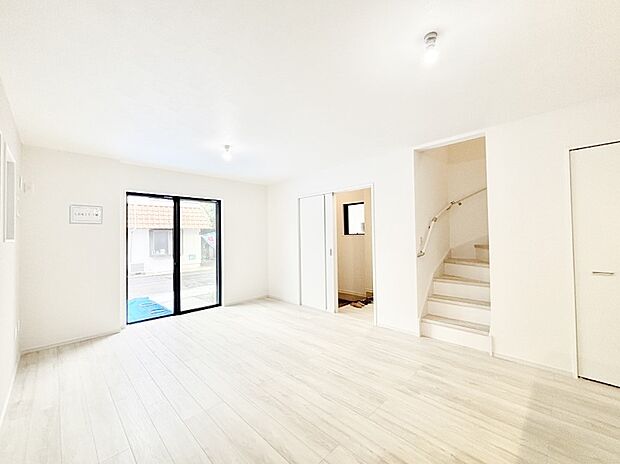 内装「ただいま」「おかえり」家族とのコミュニケーションが深まるリビングイン階段があります。 