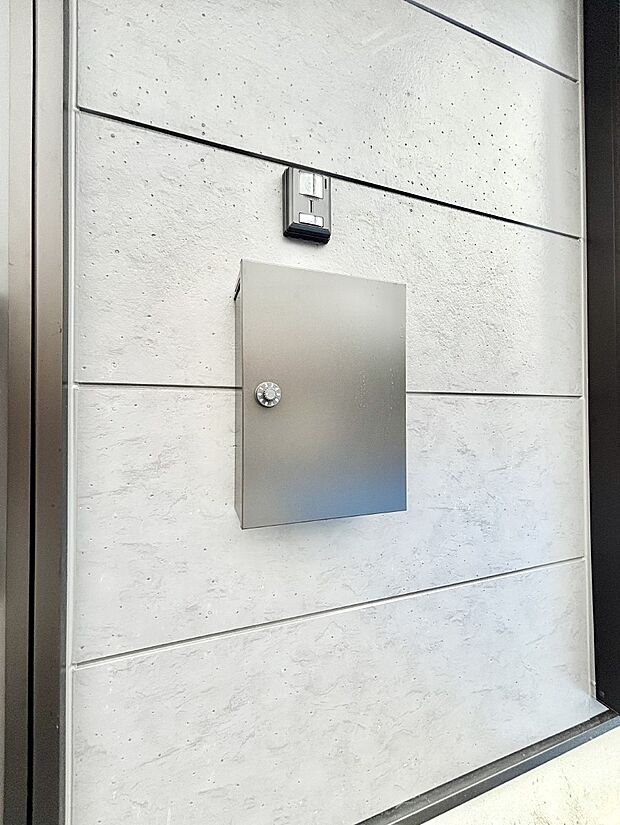 シンプルデザインのポスト。