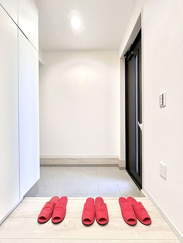 明るい玄関はお客様をお出迎えするのにぴったりです！ 