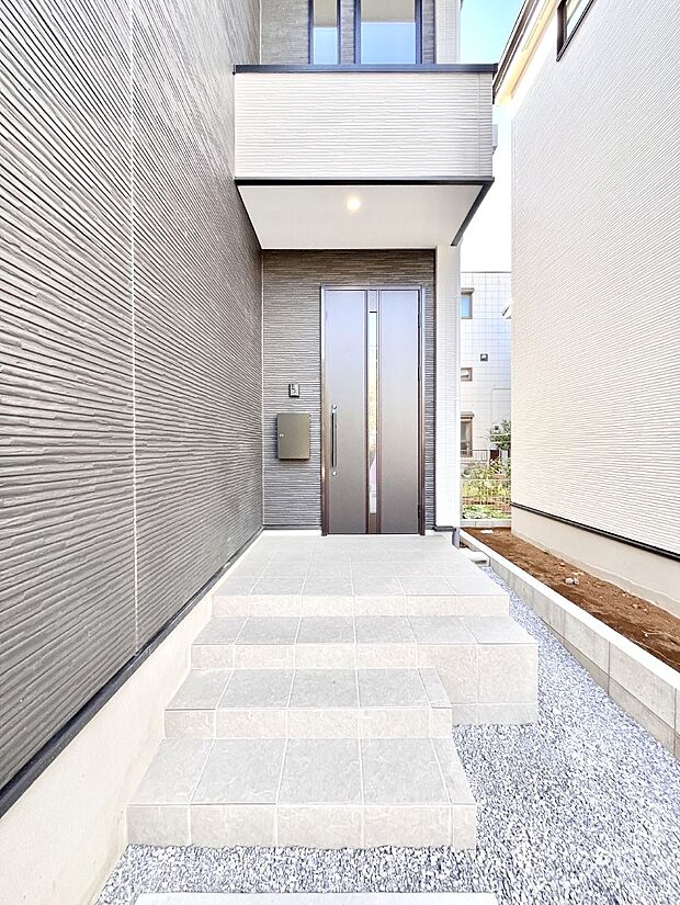 大切な家族、来客を出迎える玄関。