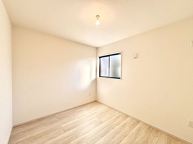 窓からのやさしい光が心地よいプライベートルーム