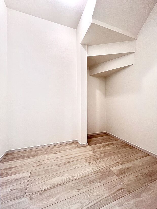 リビング収納。ここに収納があると物が集まるLDKがスッキリ片付きそうですね。  