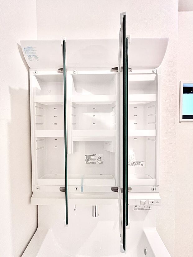 三面鏡の裏に、化粧品や衛生用品などを収納可能。洗面台をすっきりと保ちます!