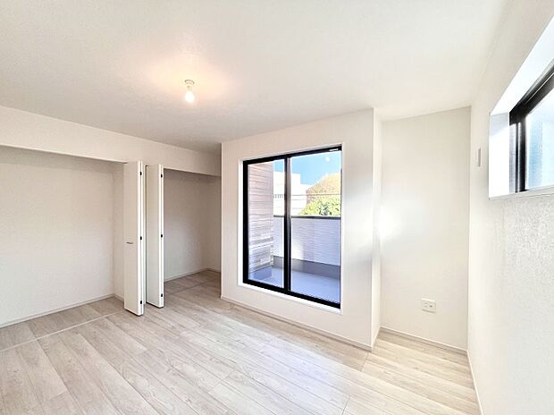 明るいバルコニーサイドに洋室を設置。目覚めの良い寝室に。