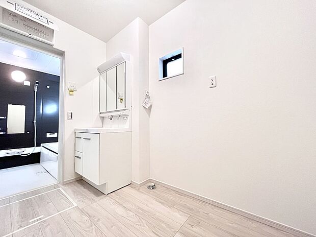 清潔感のある快適空間です。毎日の身支度も気持ち良くお使い頂けます。