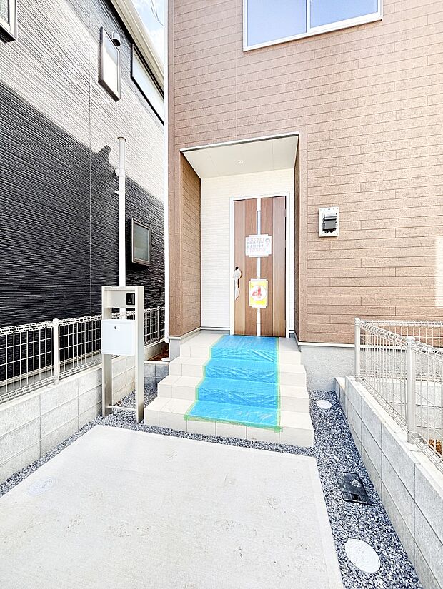 大切な家族、来客を出迎える玄関。