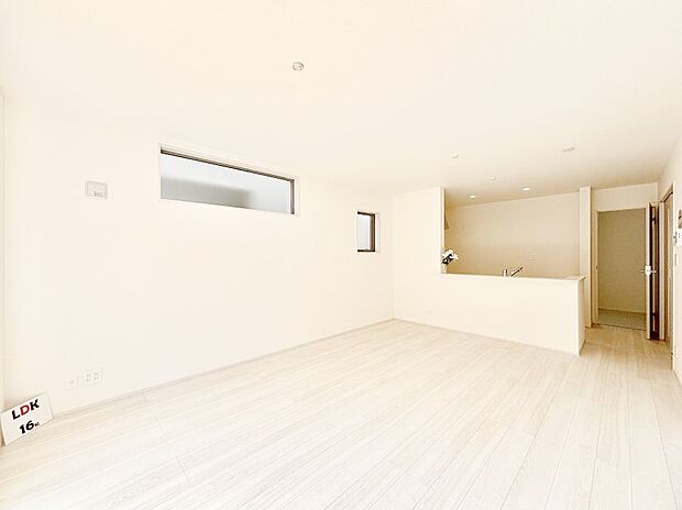 明るい陽光が注ぎ、寛ぎの雰囲気に満たされるリビング・ダイニング。 