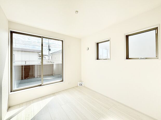 明るいバルコニーサイドに洋室を設置。目覚めの良い寝室に。   