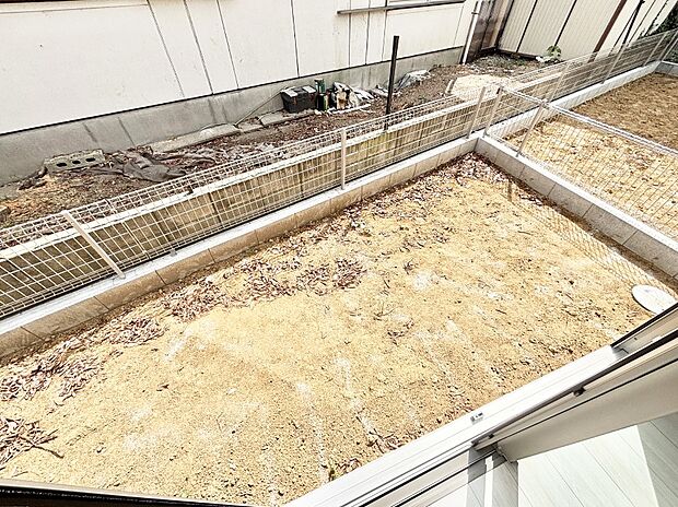 プランターを並べて季節のお花を楽しめるお庭付き。