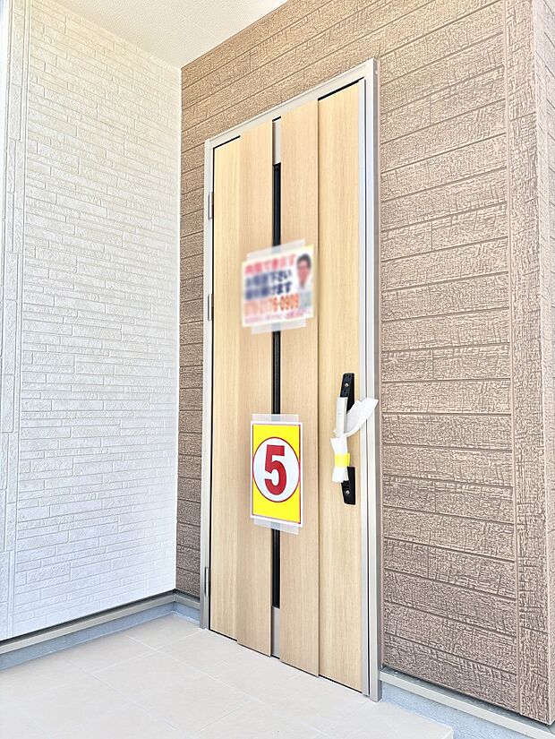 大切な家族、来客を出迎える玄関。