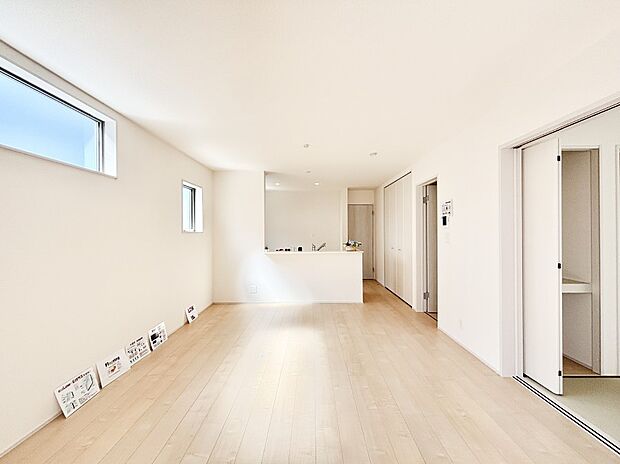 明るい陽光が注ぎ、寛ぎの雰囲気に満たされるリビング・ダイニング。 