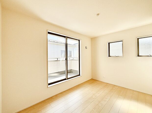 窓からのやさしい光が心地よいプライベートルーム  