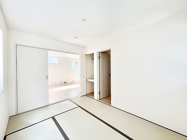 リビングと隣り合っている和室。ほっと一息できる和の空間も忘れずに。