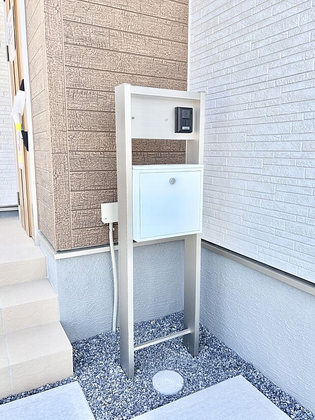 シンプルデザインのポスト。