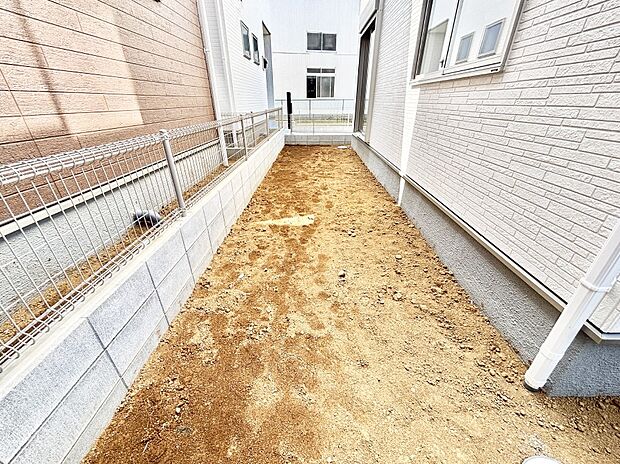 プランターを並べて季節のお花を楽しめるお庭付き。