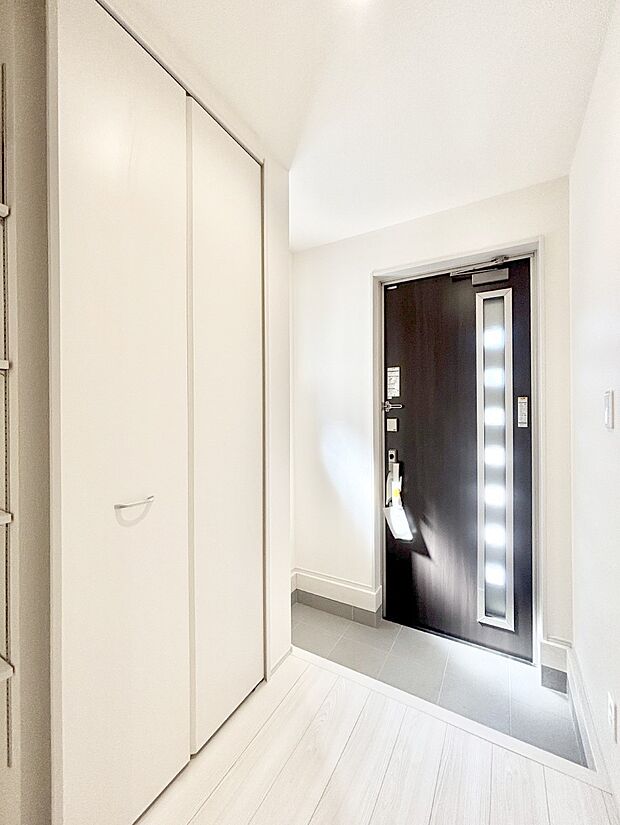 天井まである玄関収納で、家族全員の靴もすっきり収納!