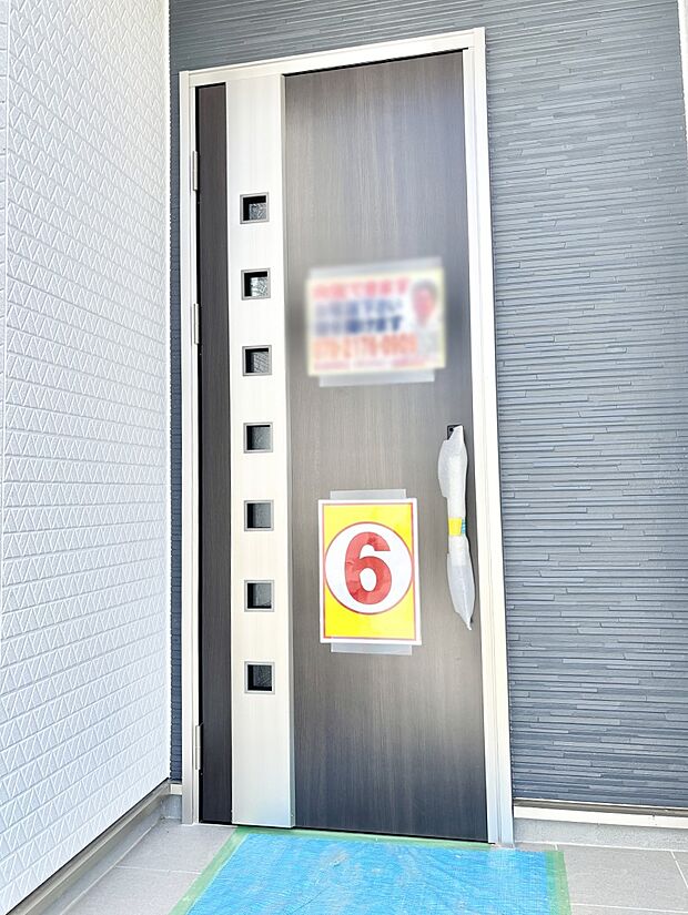 大切な家族、来客を出迎える玄関。