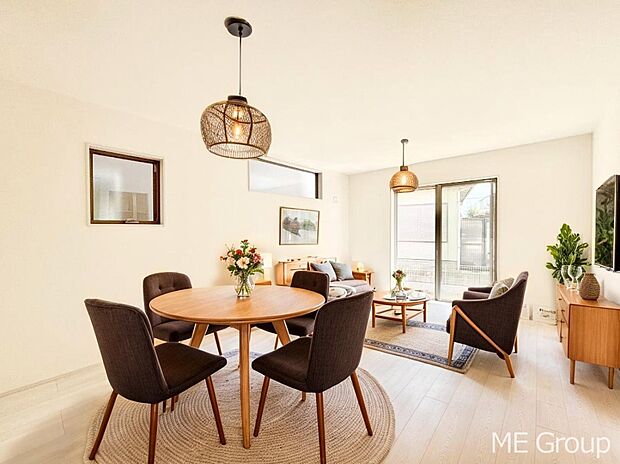 ご家族の賑やかな話し声で包まれる明るいリビング ※家具はCGです