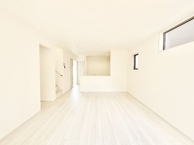 明るい陽光が注ぎ、寛ぎの雰囲気に満たされるリビング・ダイニング。