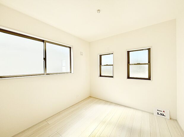 2面採光で気持ちよく自然光が取り入れられるのでお子様のお部屋にもピッタリ