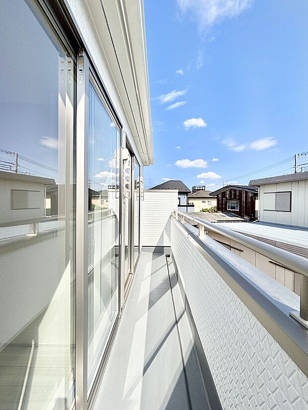 ゆったりバルコニーだから沢山お洗濯ものを干せます。