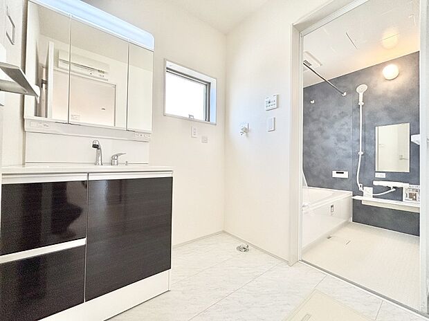 広々とゆとりのあるランドリースペース。