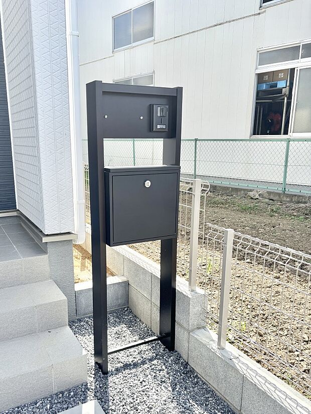 シンプルデザインのポスト。