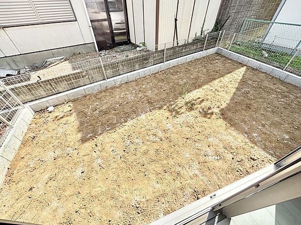 プランターを並べて季節のお花を楽しめるお庭付き。