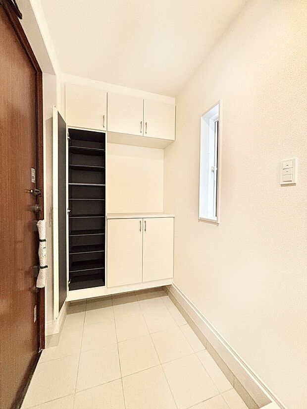 明るい玄関はお客様をお出迎えするのにぴったりです!