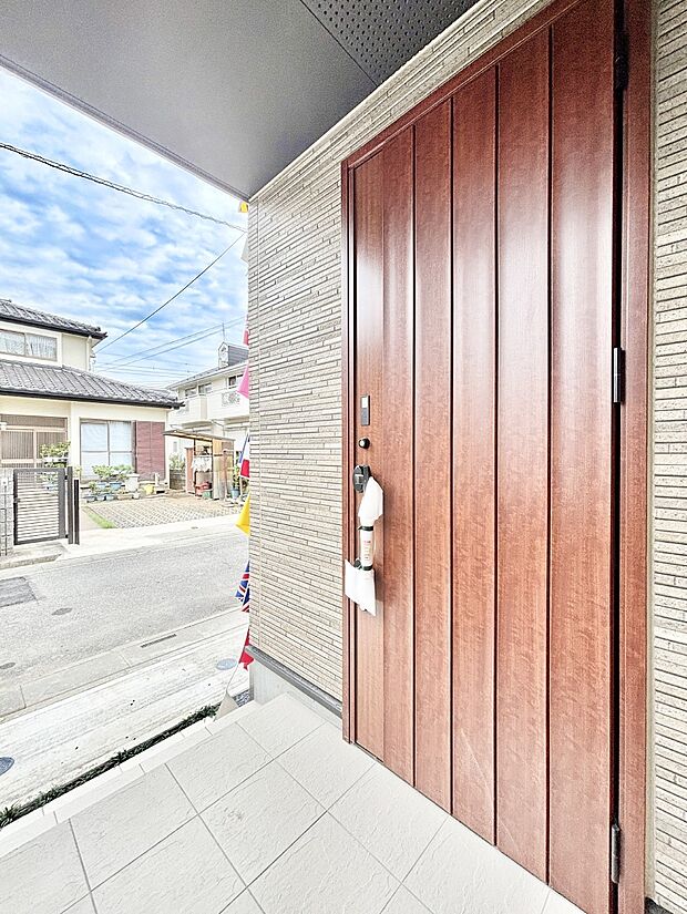 大切な家族、来客を出迎える玄関。