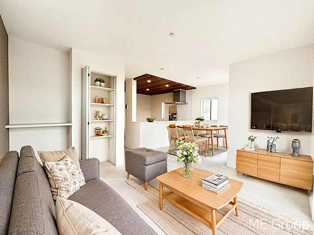 プライバシーも守れる2階リビングは明るく開放感たっぷり！　※家具はCGです