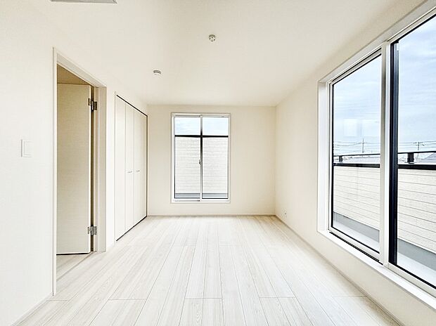 明るいバルコニーサイドに洋室を設置。目覚めの良い寝室に。 