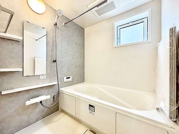 落ち着いた雰囲気でゆっくりお寛ぎいただけるバスルーム。