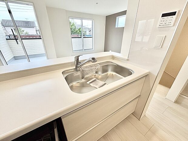 広々としたシンクでお料理やお皿洗いもラクラク快適に！