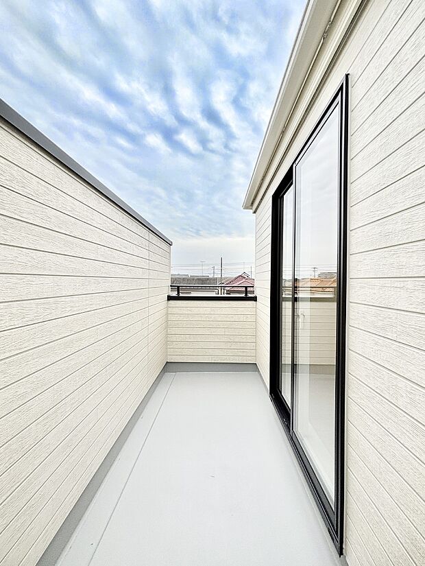 暖かな陽光が降り注ぐバルコニーはお洗濯におすすめ。爽やかな風も心地よいです。