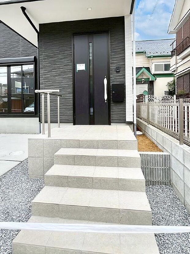 玄関アプローチにはプランターを並べて季節の花でお客様をおもてなしできます。