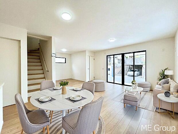 ご家族の賑やかな話し声で包まれる明るいリビング  ※家具はCGです