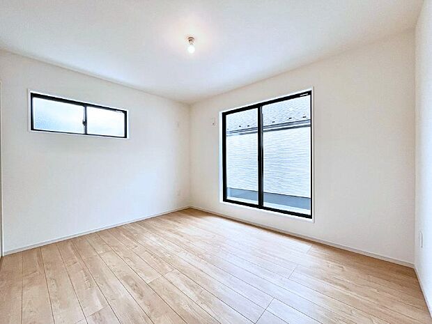 明るいバルコニーサイドに洋室を設置。目覚めの良い寝室に。 