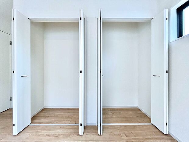 洋室のツインクローゼット。奥行きがあるので厚手の衣類もすっきり収まります。