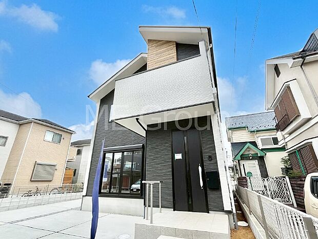 シンプルで落ち着きのある建物は住むかたの個性でオリジナルなものになっていきます。 
