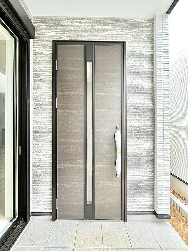 大切な家族、来客を出迎える玄関。