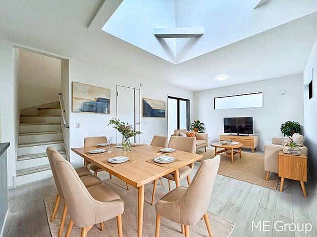 ご家族の賑やかな話し声で包まれる明るいリビング ※家具はCGです