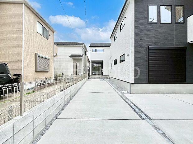 シンプルで落ち着きのある建物は住むかたの個性でオリジナルなものになっていきます。 