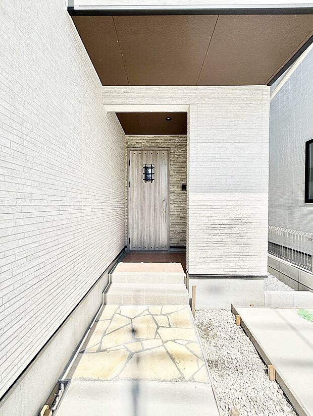 玄関前は雨が降っても濡れにくい屋根付き  