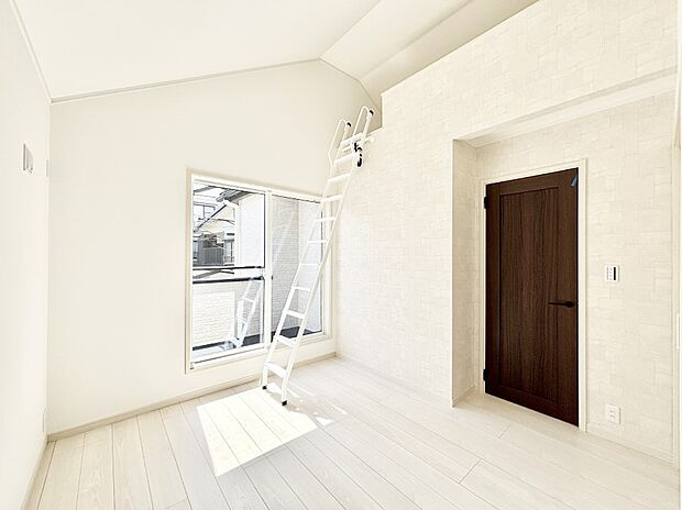 窓からのやさしい光が心地よいプライベートルーム  