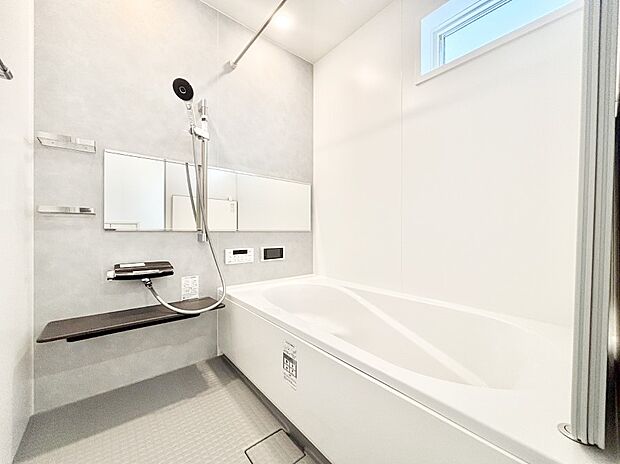 一日の疲れを癒してくれる明るい清潔感のあるバスルーム  